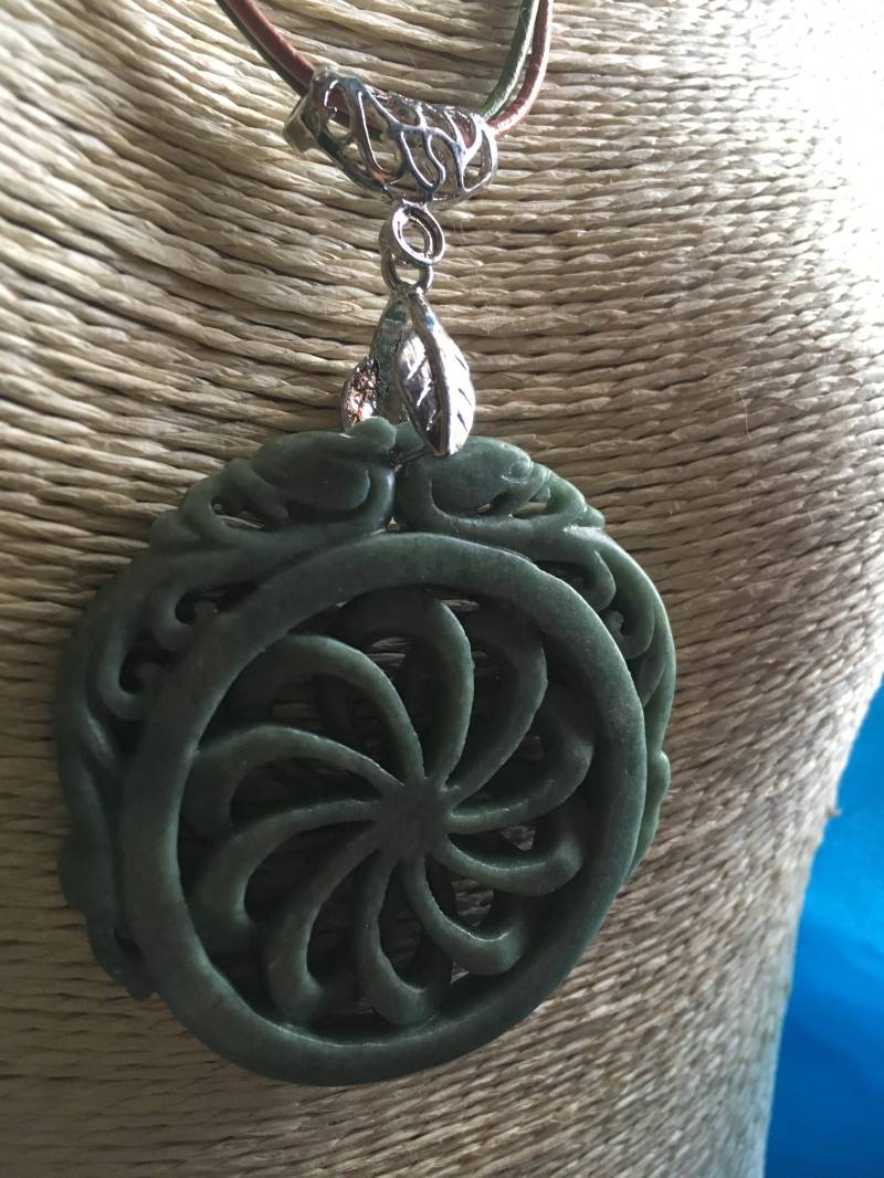 Spiral Jade Unendlichkeit Komplizierte Handgeschnitzte Große Salbei Grün Anhänger Auf Doppel Leder Halskette Einstellbar Bis 52cm von BonAmiJewels