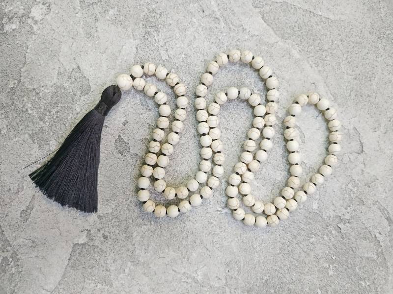 108 Mala Howlite Halskette 108Mala Perlen-Halskette Mit Quaste Handknoten Perlen Boho Halsketten Beige Perle Yoga Spirituelle Schmuck Geschenk von BonBonStones