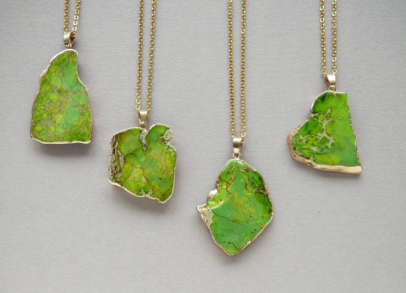 Grüner Jaspis-Halsketten-Natürlicher Regalit-Goldanhänger Große Grüne Edelstein-Halskette Für Frauen-Geschenk Ihre Kaiser Jaspis-Lange Halsketten von BonBonStones