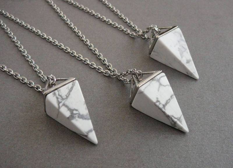 Howlite Anhänger Halsketten Lange Halskette Pyramide Für Frauen Edelstein-Halskette Freundin Geschenk Stein-Anhänger von BonBonStones
