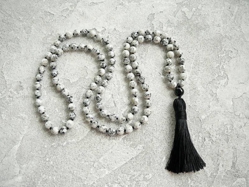 Jaspis Halskette 108 Mala Perlenkette Handgeknotet Schwarz Weiß Herrenkette Herrenhalskette Quaste Perlenketten Handgeknüpft von BonBonStones
