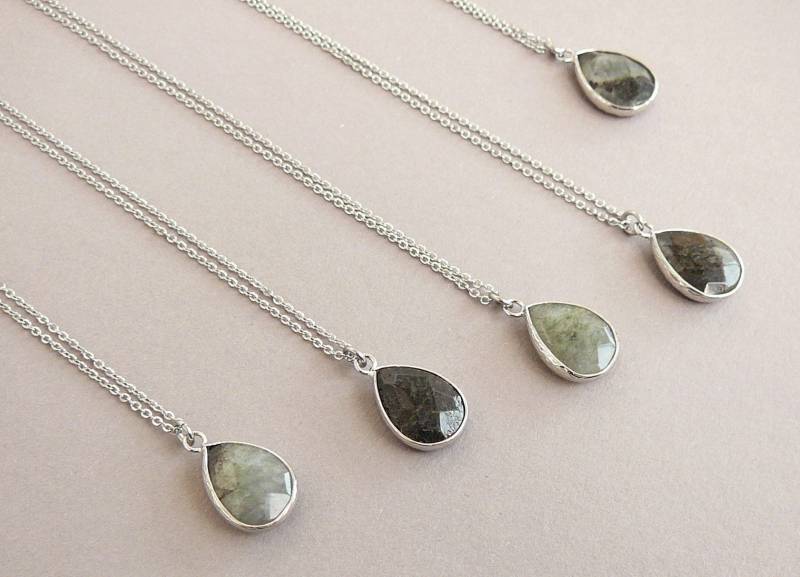 Labradorit Halskette Teardrop Anhänger Silber Natürlicher Schmuck Für Frauen Geschenk Grauer Edelstein Kleiner von BonBonStones