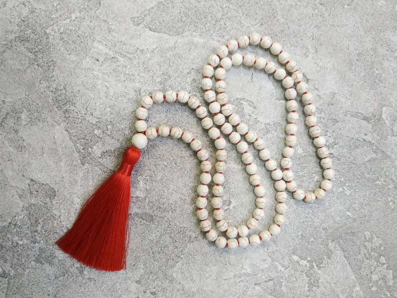 Mala Halskette Howlith 108 Perlen Handgeknüpfte Lange Yoga Meditation Schmuck Rote Quaste Perle Spiritueller Geschenk von BonBonStones
