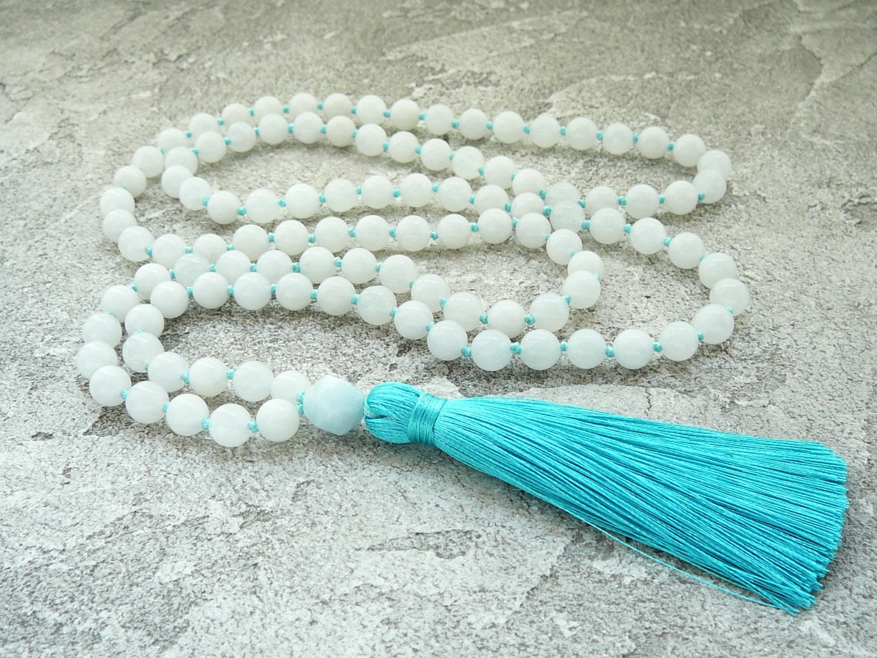 Weiße Jade Mala Halskette, Handgeknüpfte Blaue Quaste Halskette Für Frauen Geschenk, Blau Yoga Meditation 108 Perlenketten von BonBonStones