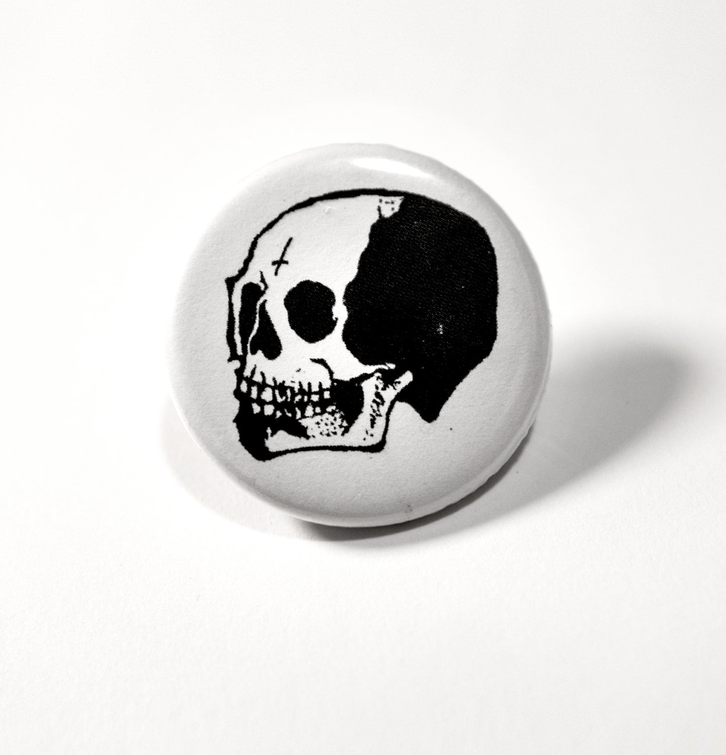 Totenkopf Anstecknadel // Gratis Versand von Bonesandcompany