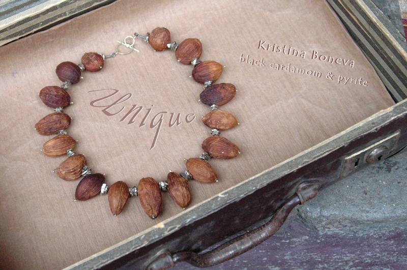 Unikat Collier - Schwarzer Kardamom Und Pyrith, 14 Ct. Gold von Bonevart