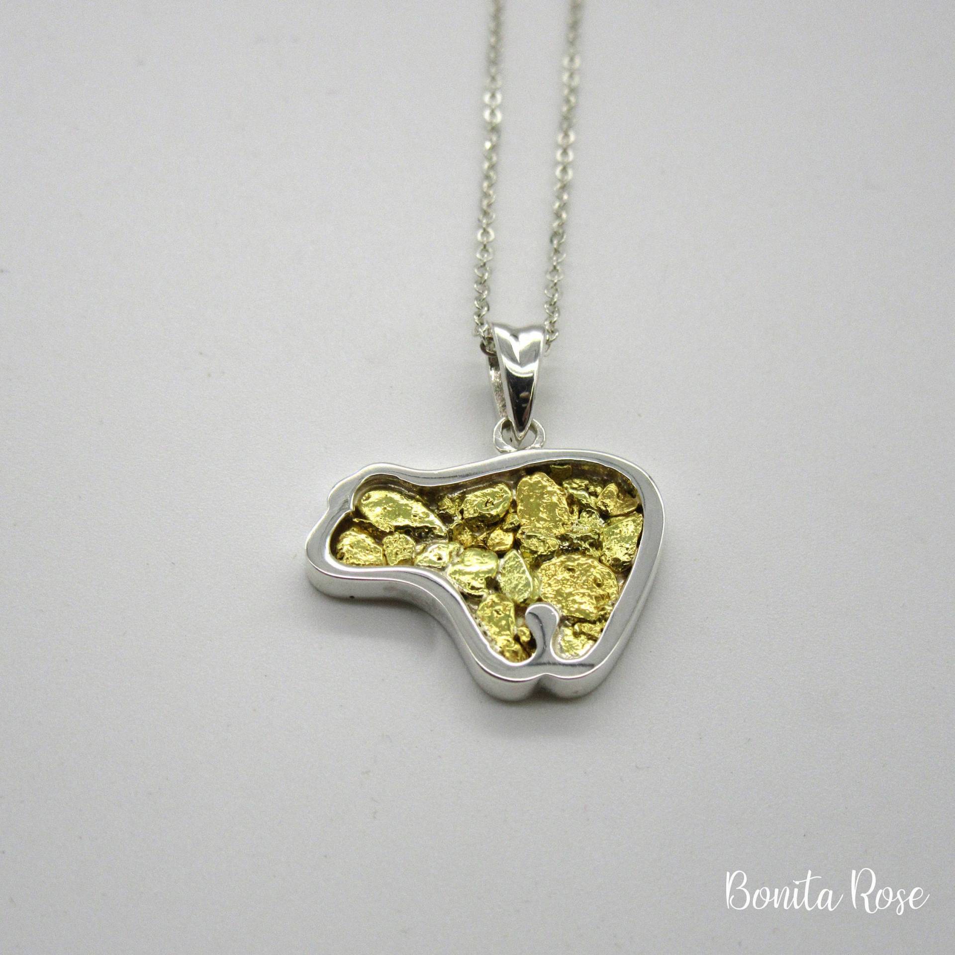 Gold Nugget Anhänger - Alaskan Bär Winziger Charm Halskette Goldbär Inlay von BonitaRoseJewelry