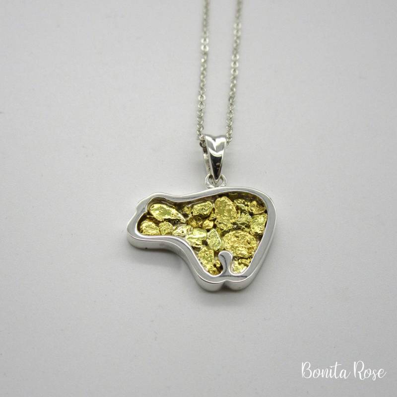 Gold Nugget Anhänger - Alaskan Bär Winziger Charm Halskette Goldbär Inlay von BonitaRoseJewelry