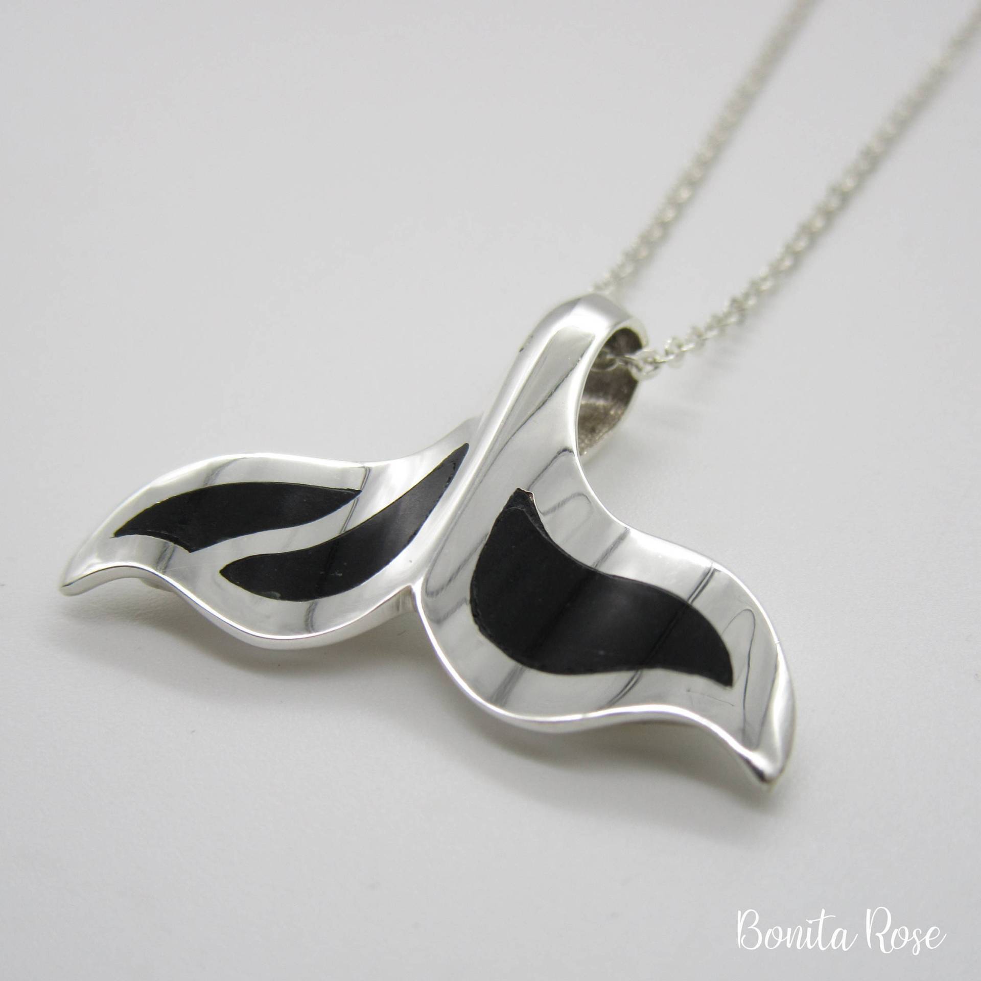 Jade Whale Tail - Schwarze Fluke Halskette Blue Opal Inlay von BonitaRoseJewelry