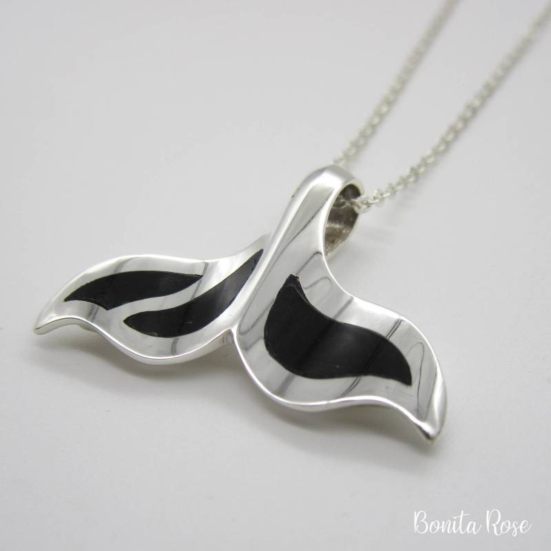 Jade Whale Tail - Schwarze Fluke Halskette Blue Opal Inlay von BonitaRoseJewelry