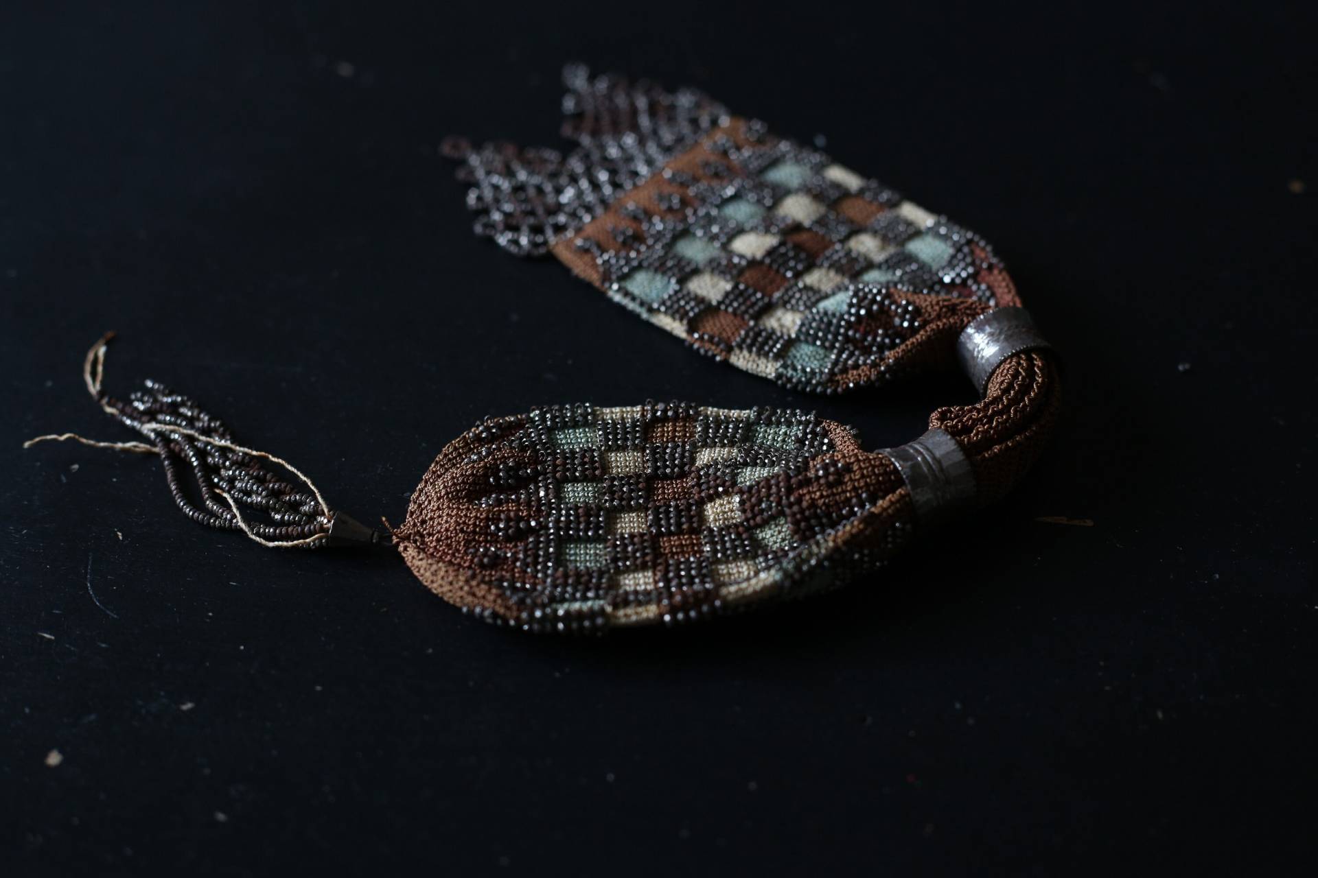 Alte Handtasche, 19. Jahrhundert, Mit Haken Und Stahlperlen, Vintage Alte Handtasche, 19. Jahrhundert, Mit Haken Und Stahlperlen, Vintage von Bonjourbillie