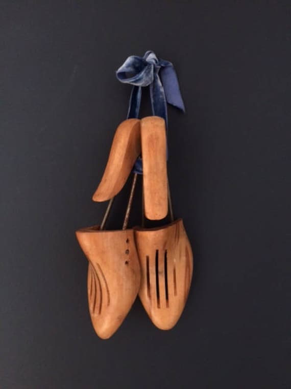 Alter Schuhspanner Aus Holz Für Kinder Alter Schuhspanner Aus Holz Für Kinder von Bonjourbillie