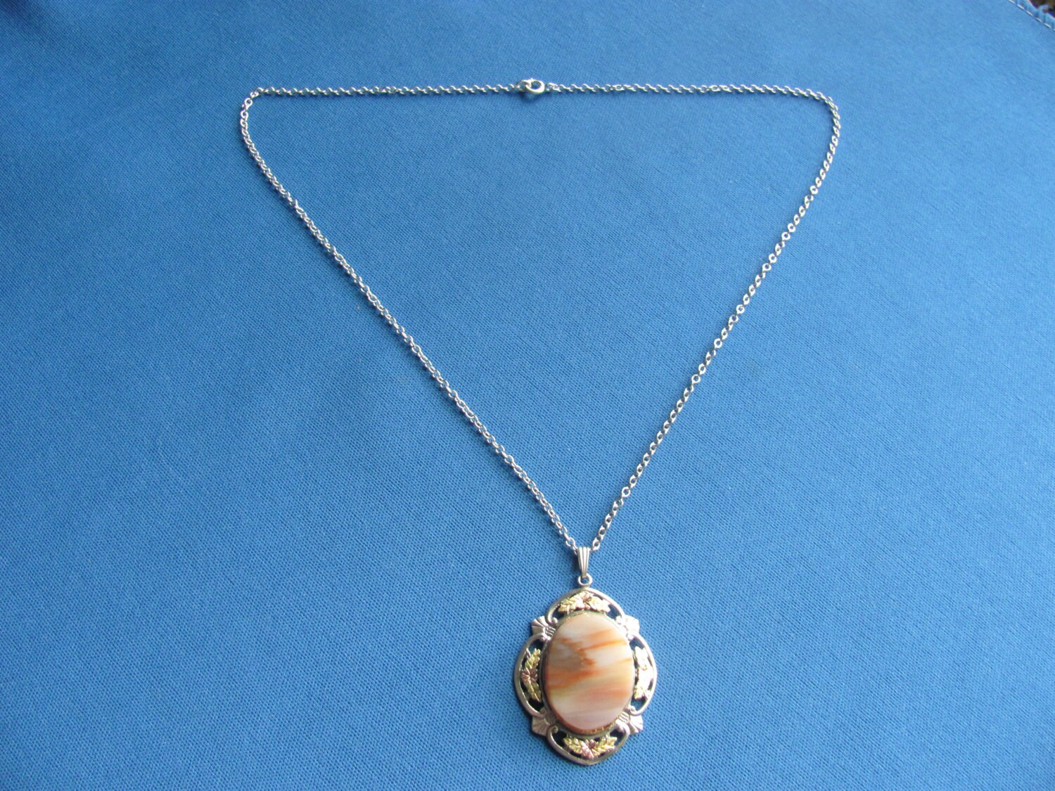 Vintage Circa 1930 Art-Deco-Achat Sterling Mit Gelben Und Grünen Blattgold Design Anhänger Halskette Auf Original 18-Zoll-Büroklammer-Kette Vintage Circa 1930 Art-Deco-Achat Sterling Mit Gelben Und Grünen Blattgold Design Anhänger Halskette Auf Original 18-Zoll-Büroklammer-Kette von BonniesGreatFinds