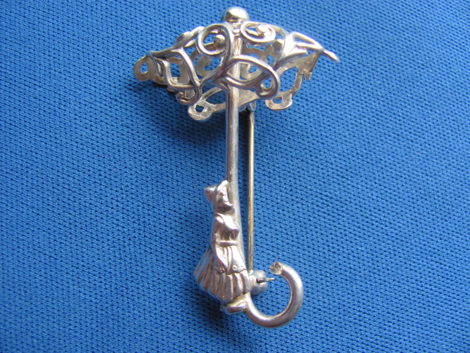 Vintage Sterling Silber Kleine Mädchen Mit Sonnenschirm Brosche Pin Durchbrochene Detail Sehr Süßes Stück Vintage Sterling Silber Kleine Mädchen Mit Sonnenschirm Brosche Pin Durchbrochene Detail Sehr Süßes Stück von BonniesGreatFinds