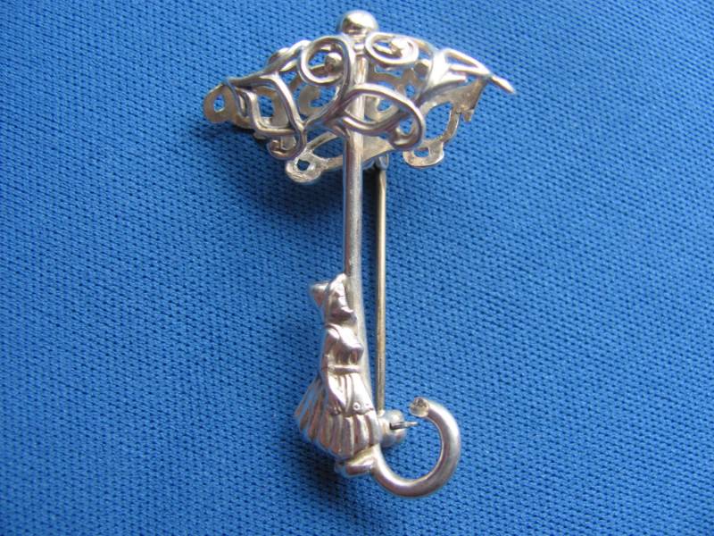 Vintage Sterling Silber Kleine Mädchen Mit Sonnenschirm Brosche Pin Durchbrochene Detail Sehr Süßes Stück Vintage Sterling Silber Kleine Mädchen Mit Sonnenschirm Brosche Pin Durchbrochene Detail Sehr Süßes Stück von BonniesGreatFinds