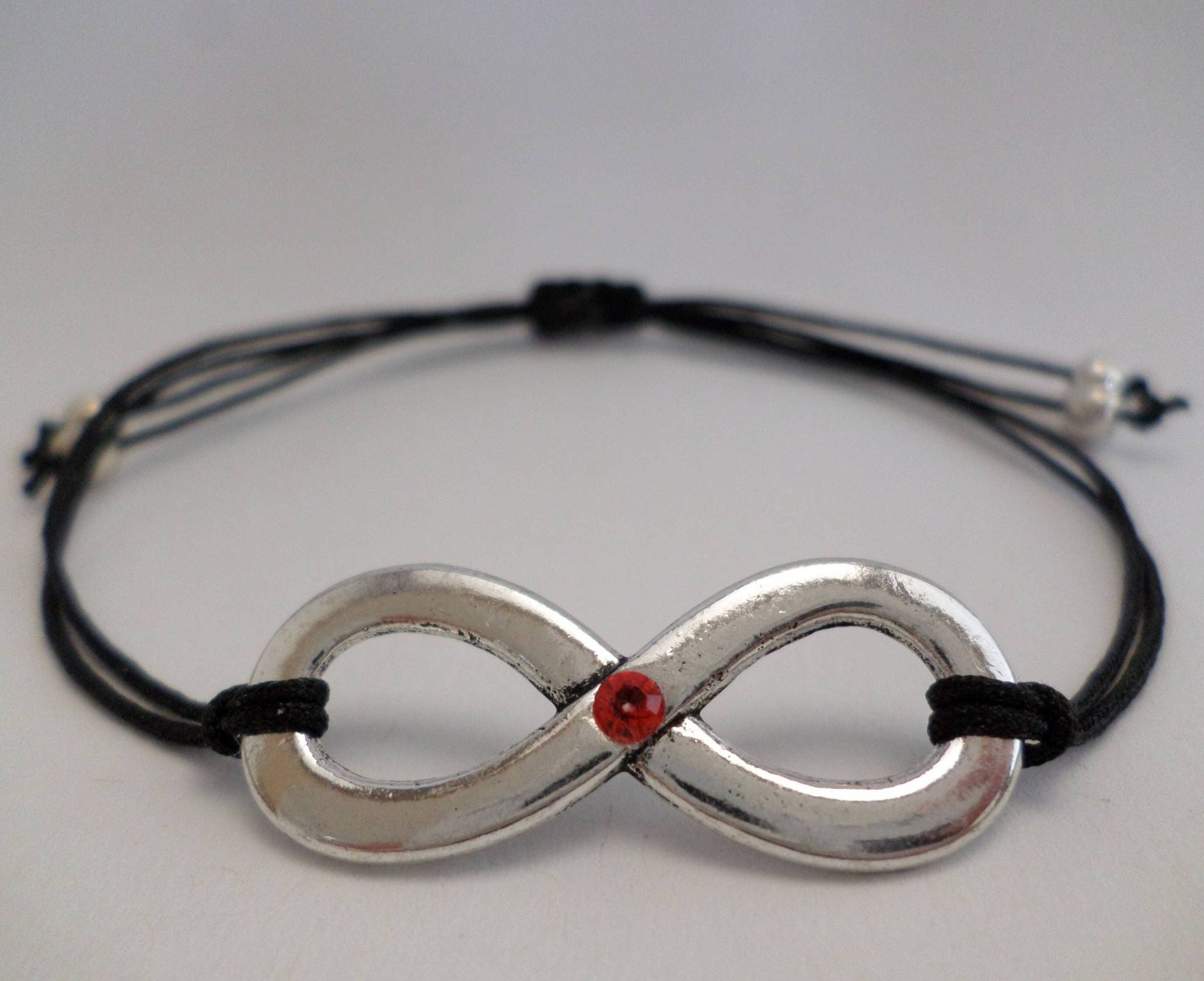 Armband - Unendlichkeit Verschiedene Farben Mit Glasstein von BonniesKreativwerk