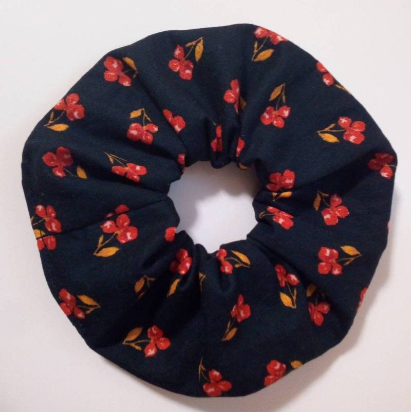 Bio Baumwoll Scrunchie - Blumen , Schwarz Mit Bio Gummiband von BonniesKreativwerk