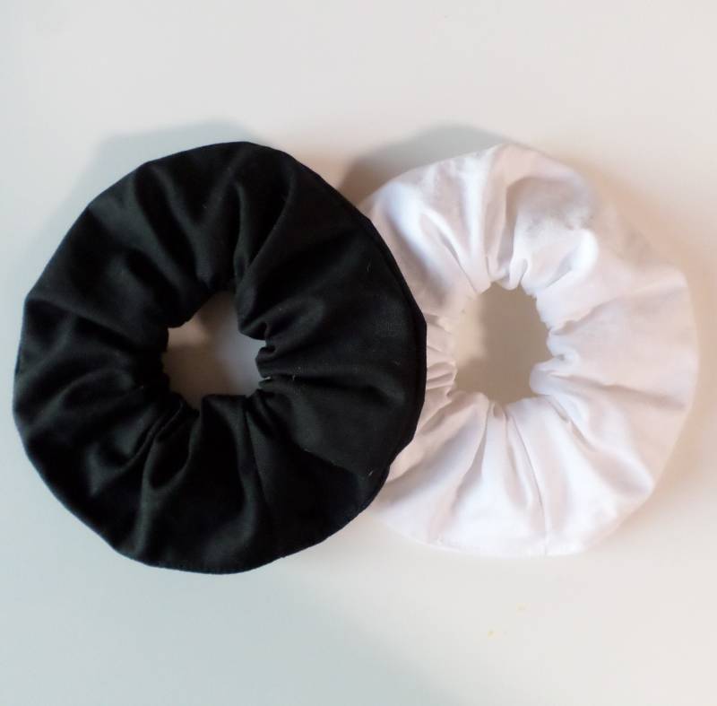 Bio Baumwoll Scrunchie - Unifarbig Weiß/Schwarz Mit Bio Gummiband von BonniesKreativwerk