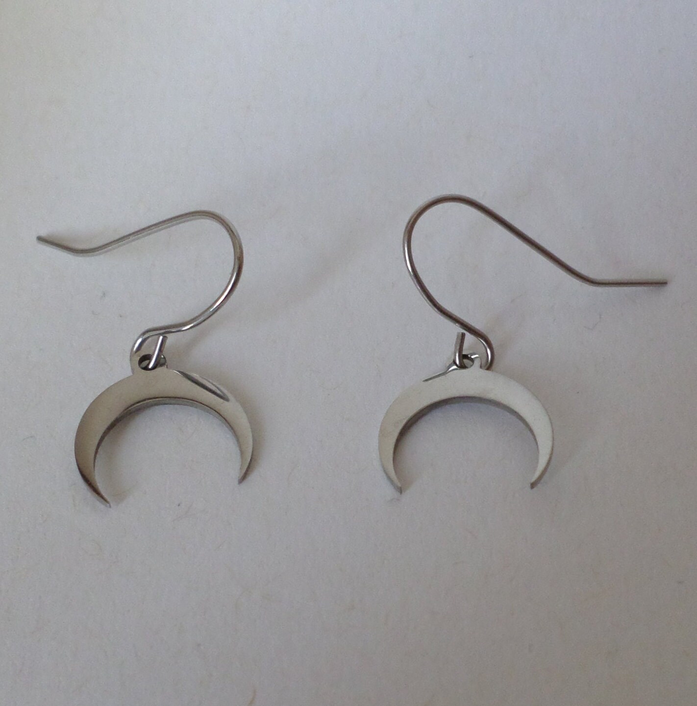 Edelstahl Ohrringe - Kleiner Hängender Mond von BonniesKreativwerk