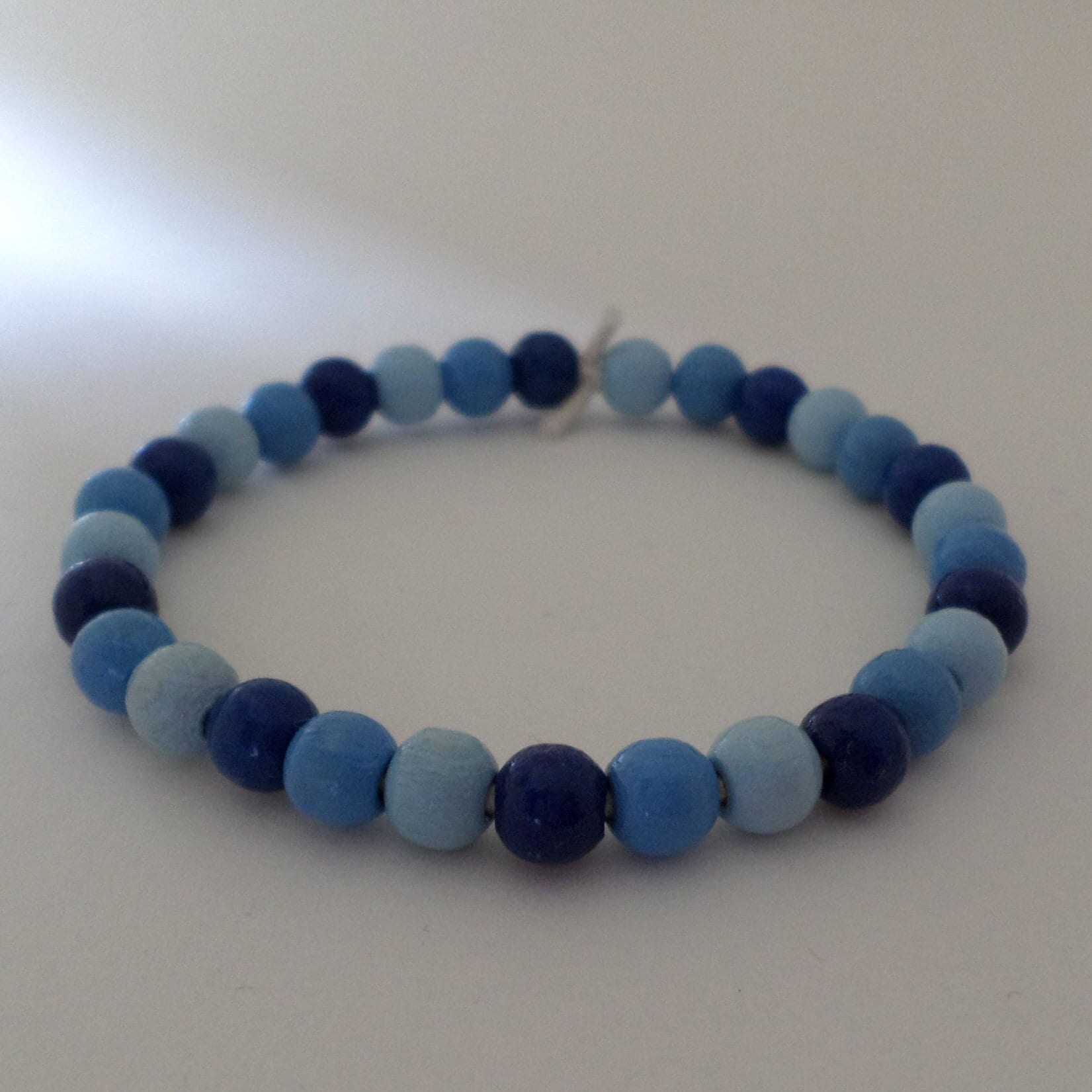 Holzperlen Armband - Blau Mit Bio Gummiband von BonniesKreativwerk