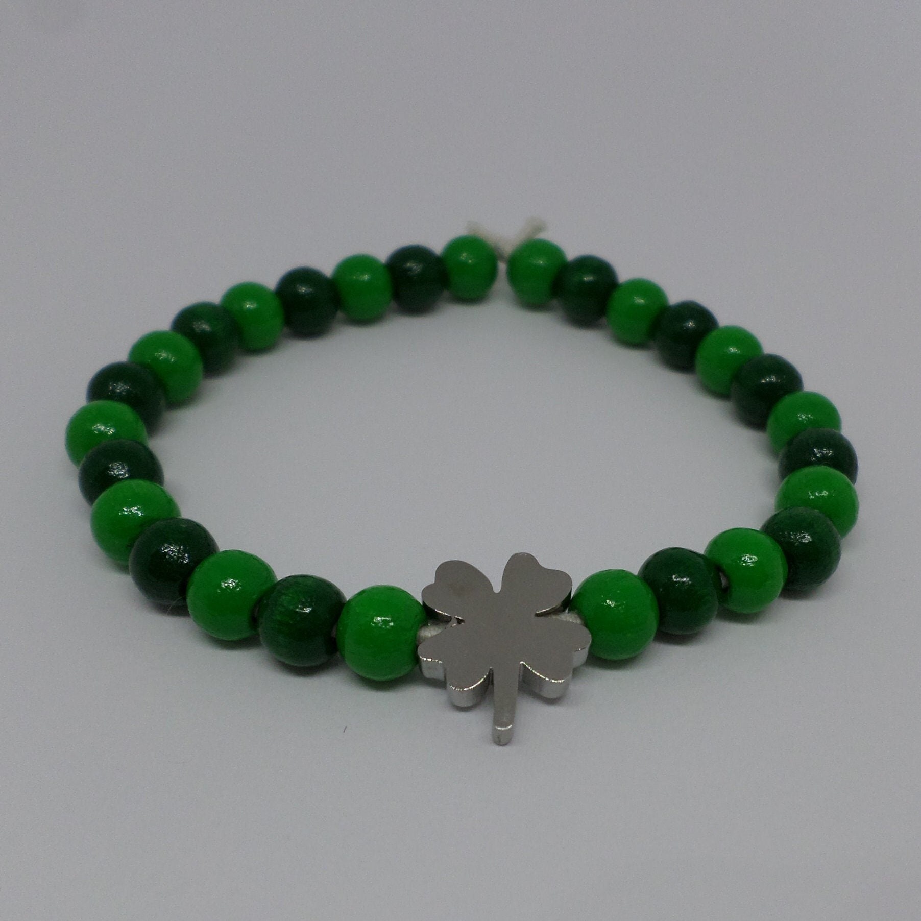 Holzperlen Armband - Edelstahl Kleeblatt Dunkelgrün Mit Bio Gummiband von BonniesKreativwerk