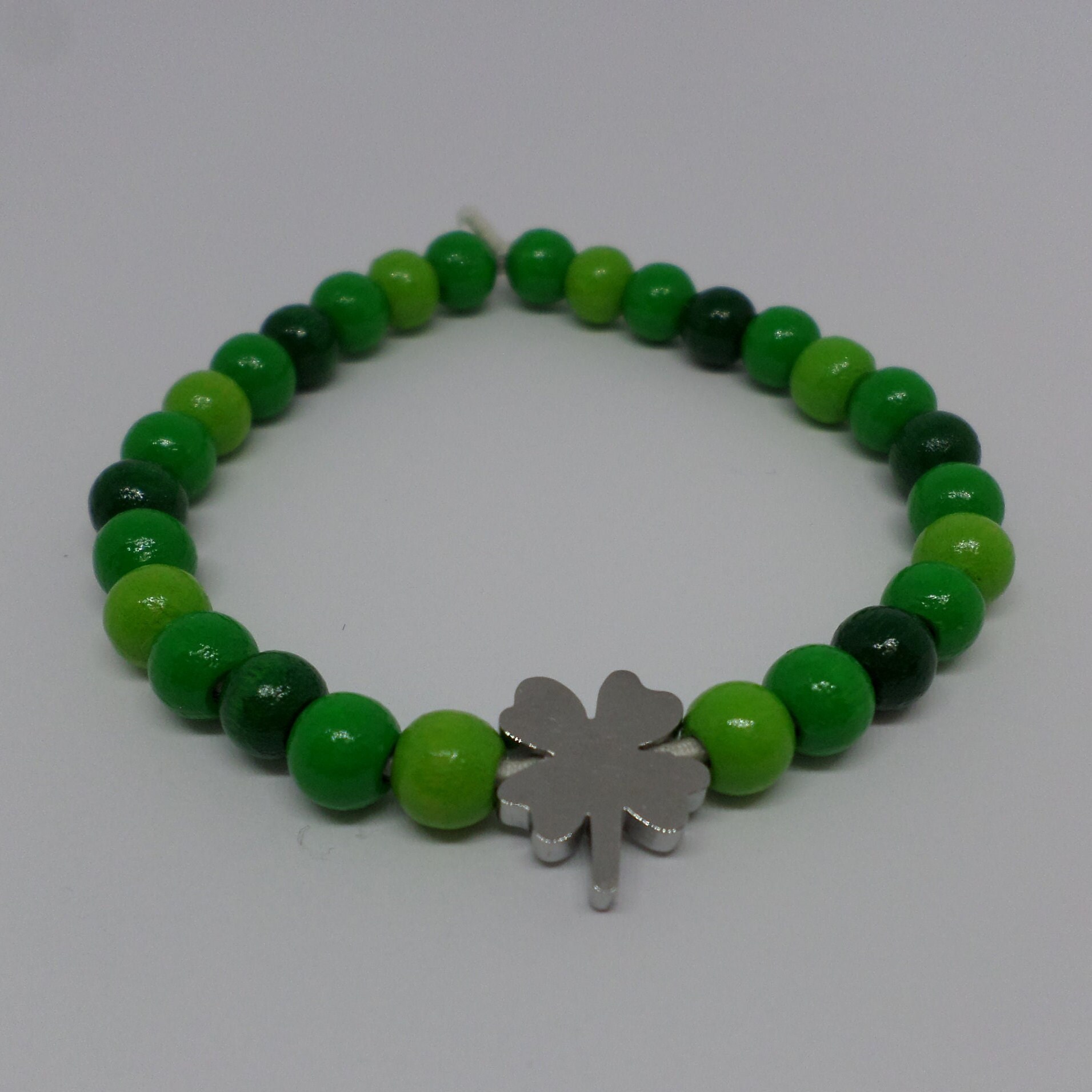 Holzperlen Armband - Edelstahl Kleeblatt Grün Mit Bio Gummiband von BonniesKreativwerk