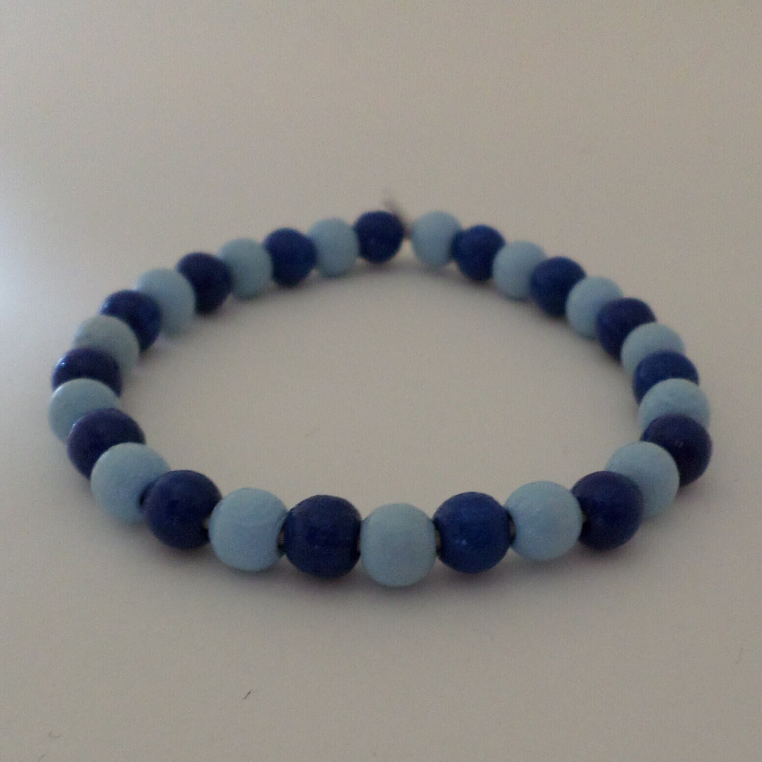 Holzperlen Armband - Hellblau- Und Dunkelblau Mit Bio Gummiband von BonniesKreativwerk