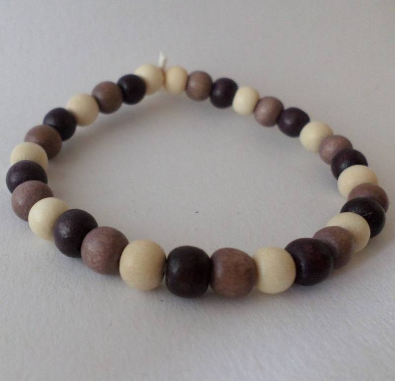 Holzperlen Armband Mit Bio Gummiband - Shabby Chic Braun-Weiß von BonniesKreativwerk