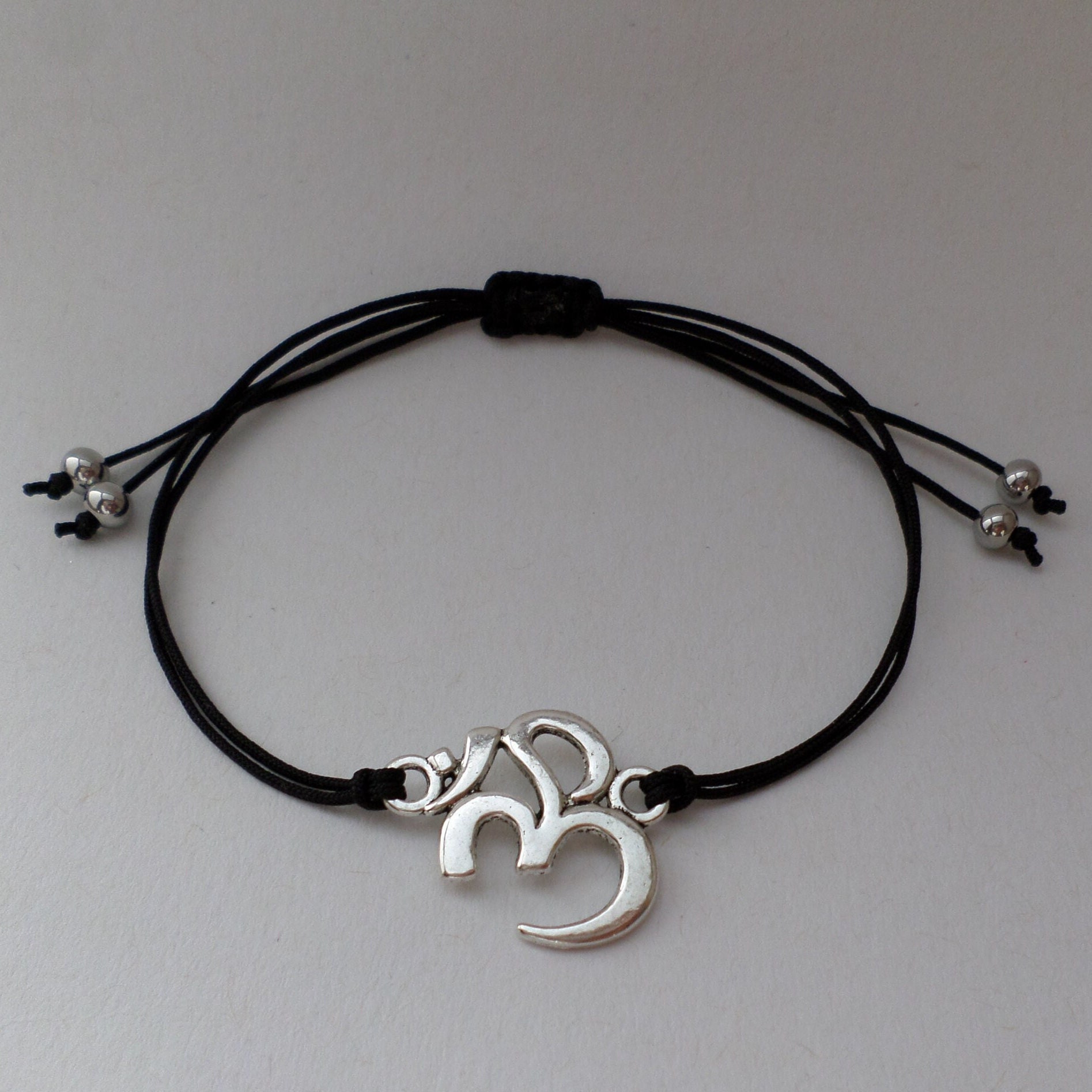 Om Armband - Meditation Antiksilber Verschiedene Bandfarben von BonniesKreativwerk