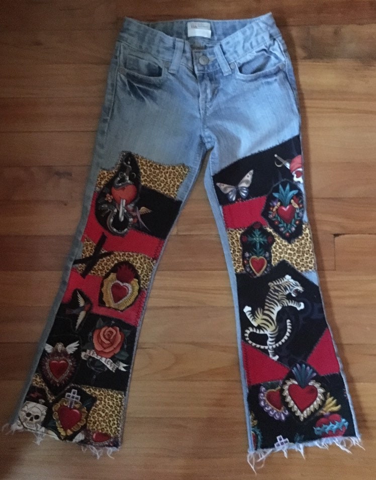 Boutiqued Verziert Mädchen Jeans Merry Mit Leopard & Tattoo Stil Stoff von BoogieDownBoutique