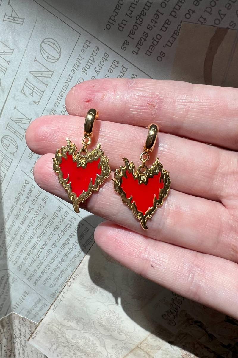 Vom Thron Des Glases Inspirierte Feuerherz-Ohrringe Vergoldeter Edelstahl Vom Thron Des Glases Inspirierte Feuerherz-Ohrringe Vergoldeter Edelstahl von BookishGirlsClub