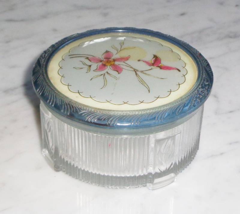 Eitelkeits-Schmuckstück-Schmuckbehälter Vintage Blumenglas W Blau Lucite-Abdeckung von BooksShop