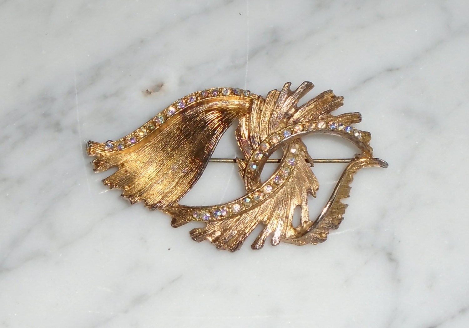 Federblatt Strass Brosche ~ 38 Irisierende Steine, Vintage Goldfarbenes Metall von BooksShop