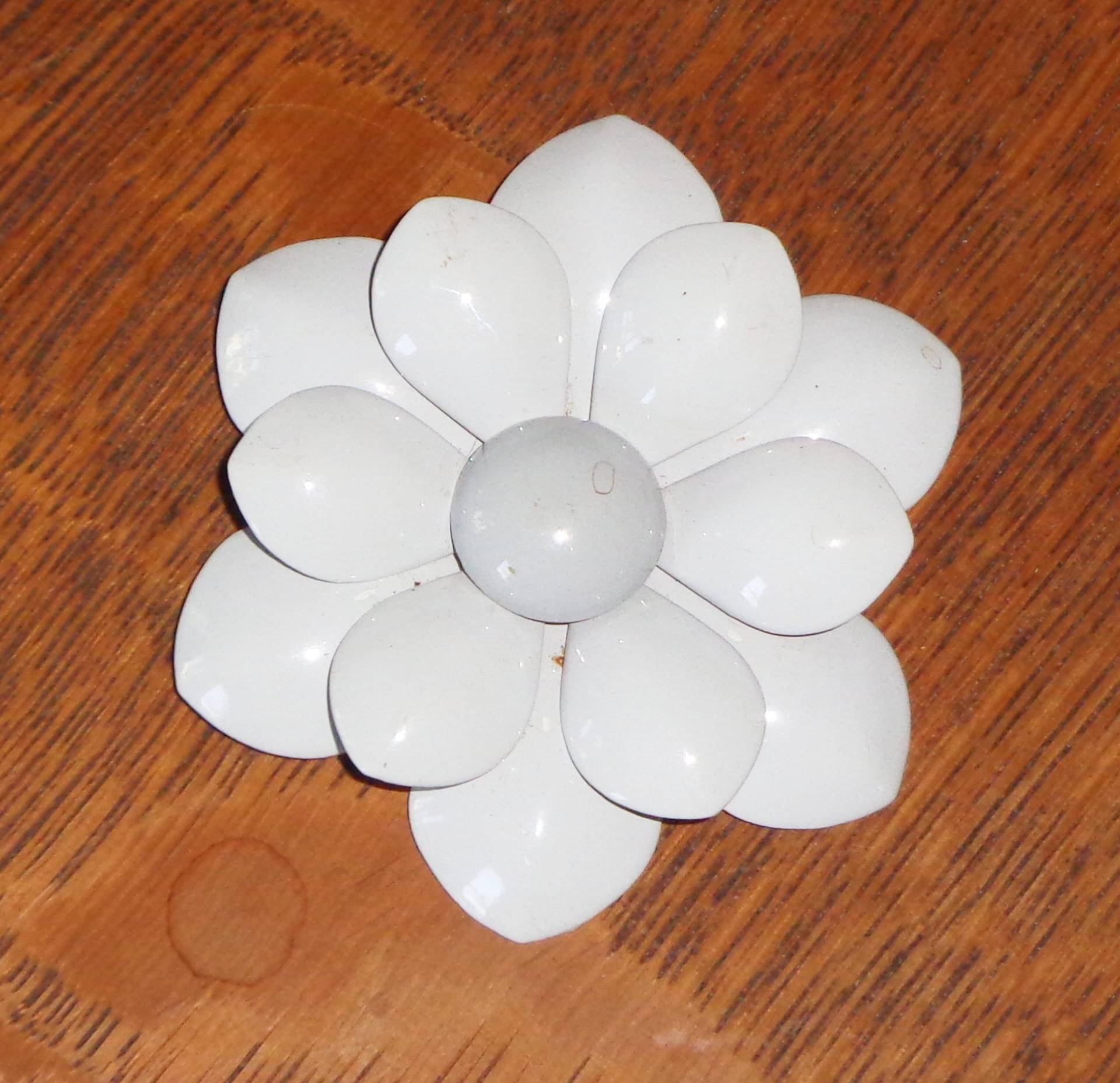 Gänseblümchen Blumen Brosche Vintage Grau-Weiß Metall ~ Klassisch 1960Er Jahre Unsigniert von BooksShop
