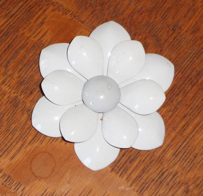 Gänseblümchen Blumen Brosche Vintage Grau-Weiß Metall ~ Klassisch 1960Er Jahre Unsigniert von BooksShop