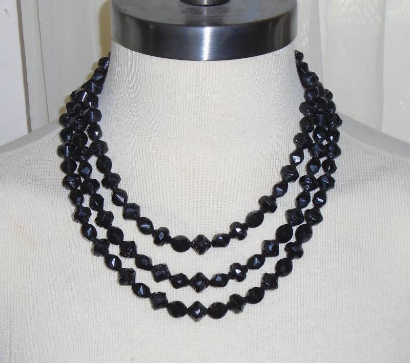 Kramer Western Germany 3 Strang Lucite Perlenkette - Vintage von BooksShop