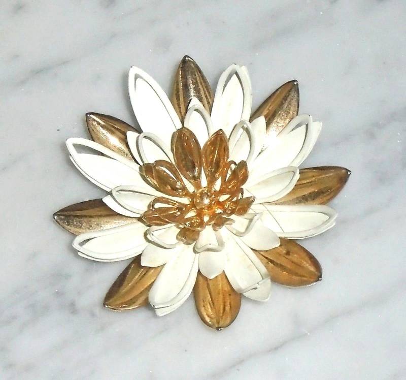 Lotus Blume Brosche Vintage Sarah Cov Weiss & Gold Tone Metal 5, 7 cm von BooksShop
