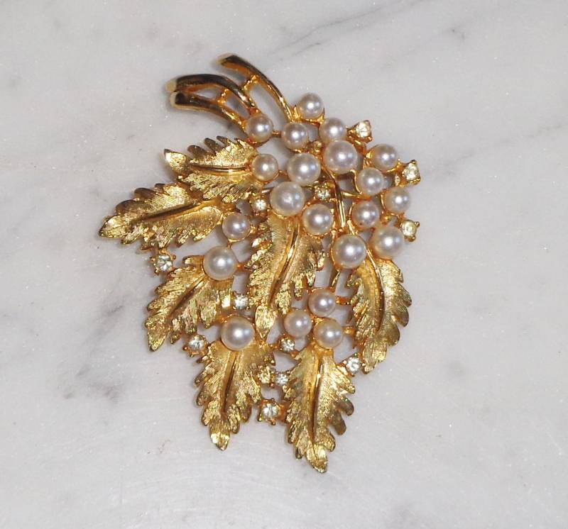 Perle Strass Blatt Brosche Vintage-Gold Ton-Metall von BooksShop