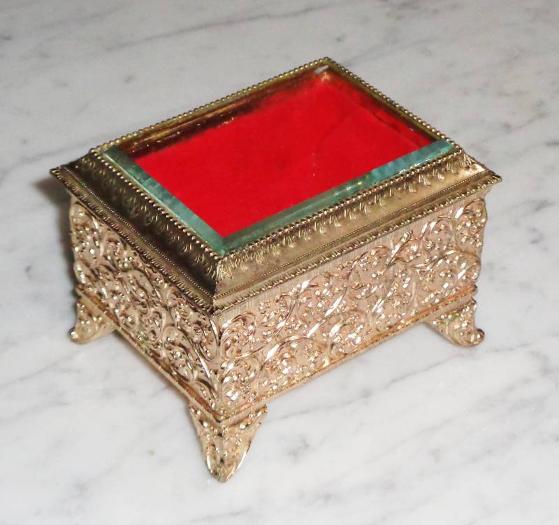 Schmuckschatulle Rotes Samt Vintage Beveled Glass Gold Ormolu Klappfuß 4x3x3Inch von BooksShop