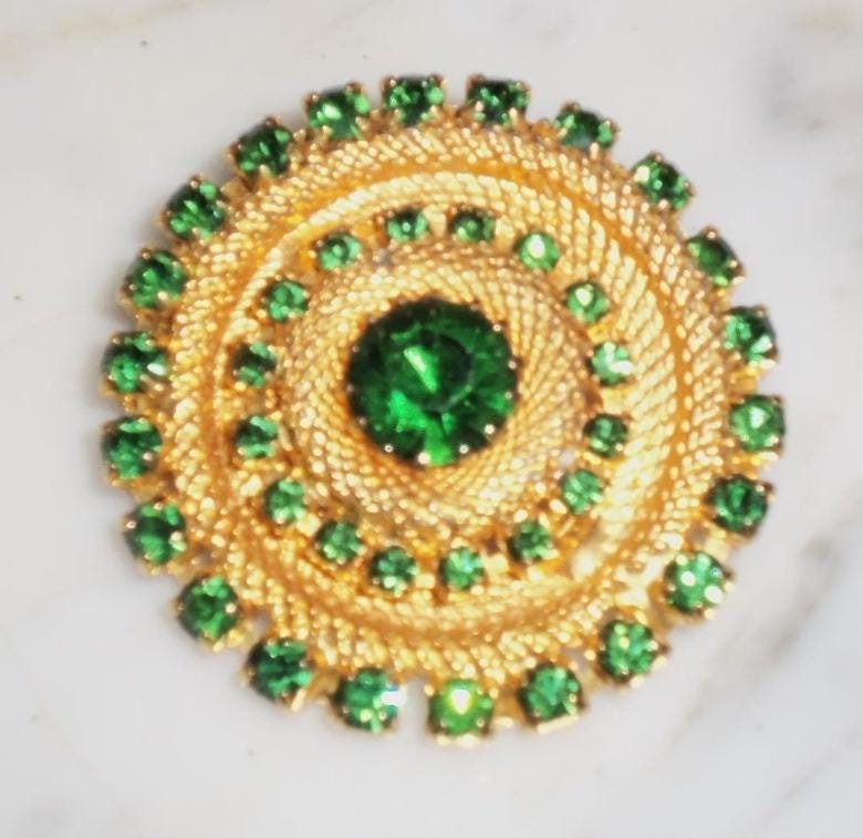 Strass Brosche Vintage Gold Ton Runde Rad - 39 Grüne Steine von BooksShop