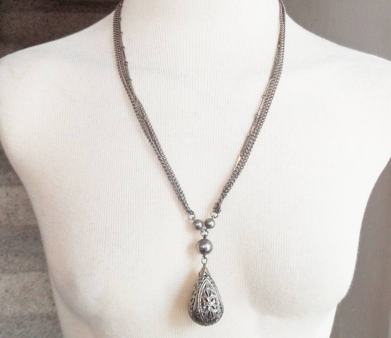 Tear Drop Kugel-Halskette Vintage 3 Strang Silberton Metall-Halskette Mit Hohlem Orb-Anhänger von BooksShop