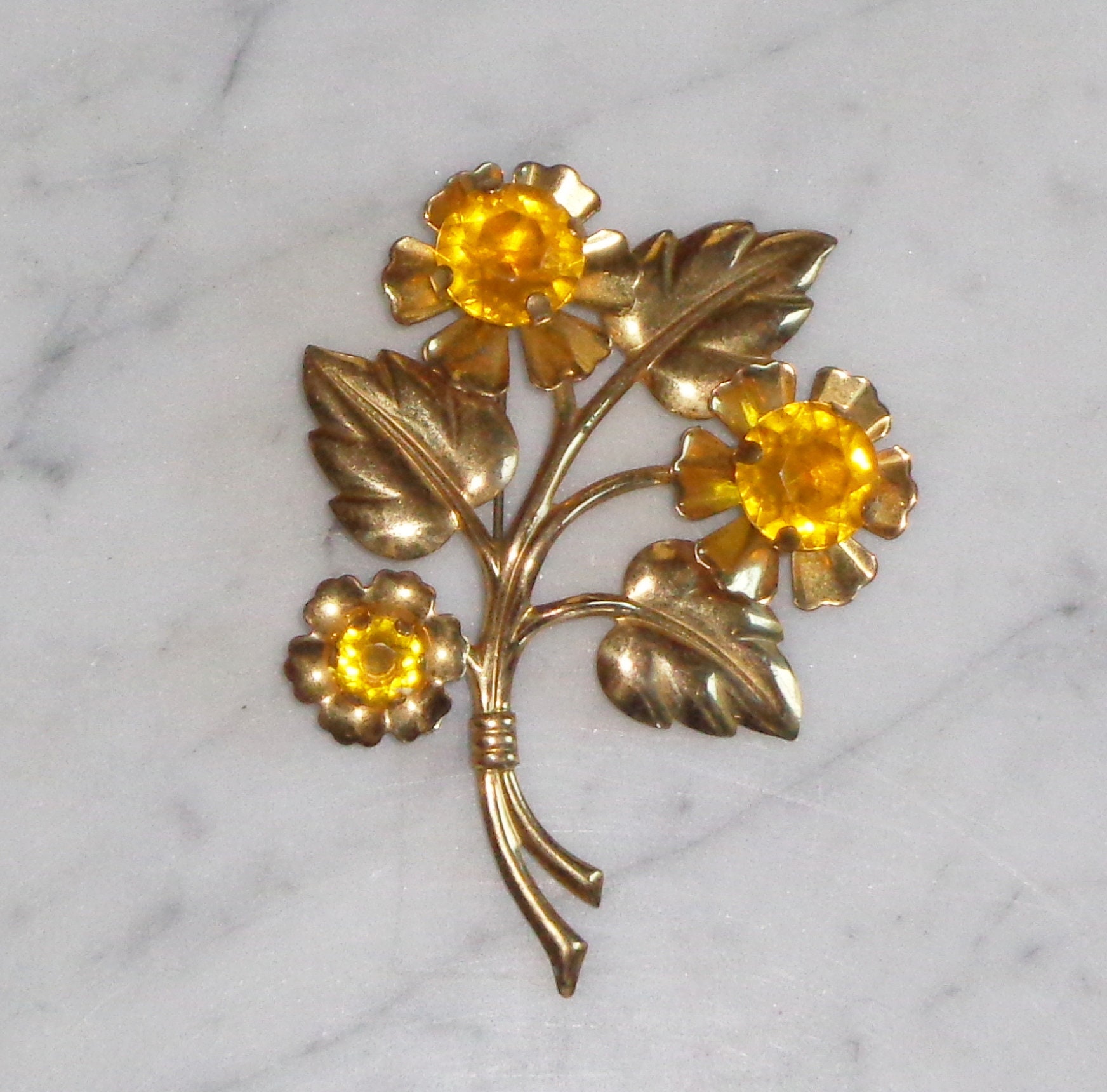 Vintage Goldfarbene Blumen-Brosche Gelber Rhinestone-Blumenstiel von BooksShop