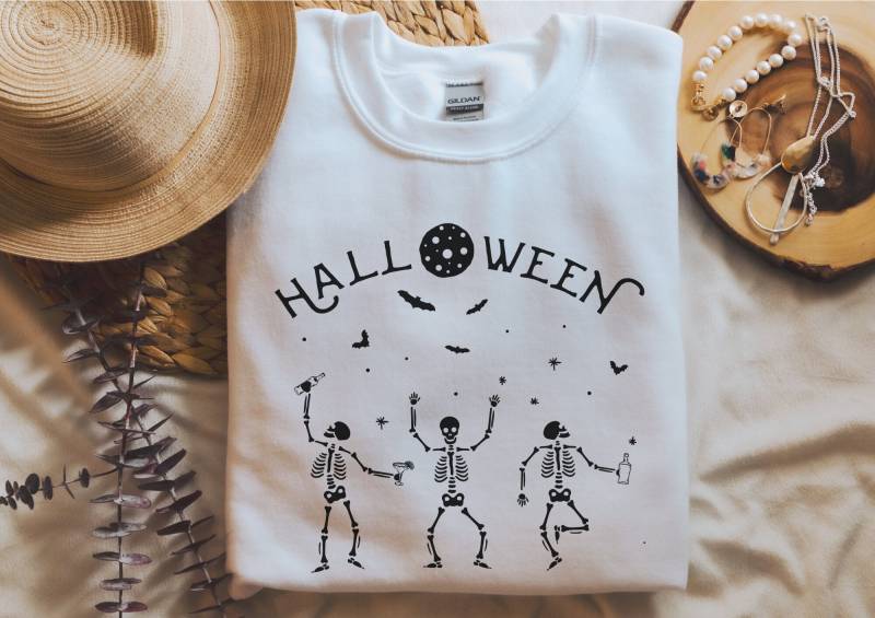 Ausverkauf Sweatshirt Halloween - Skelett Pullover Boho Kleidung Herbstliches Herbstmotiv Cottagecore/Herbst von BooksandBotany