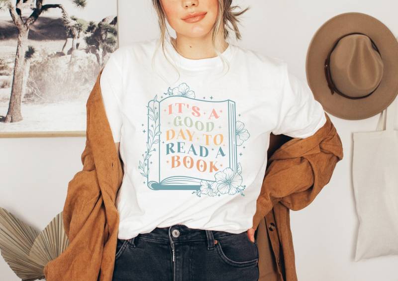 Buch T-Shirt - "Good Day To Read Book" Booklover Shirt Cottagecore Bibliothek Shirts Lehrer Geschenk Reading von wodieLIEBElebt