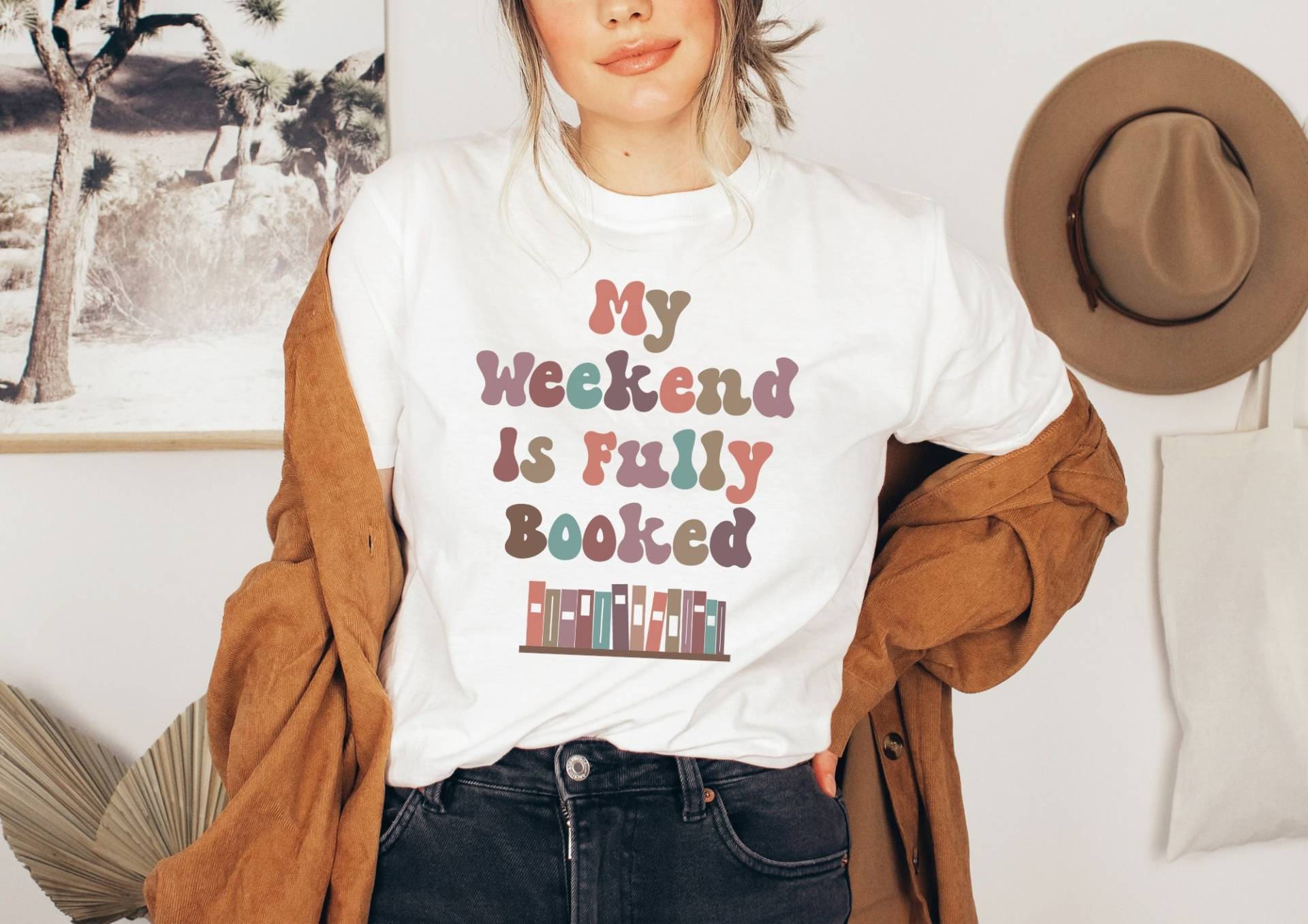 Buch T-Shirt - "Weekend Is Booked" Booklover Shirt Cottagecore Bibliothek Shirts Lehrer Geschenk Reading Buch T-Shirt - "Weekend Is Booked" Booklover Shirt Cottagecore Bibliothek Shirts Lehrer Geschenk Reading von BooksandBotany