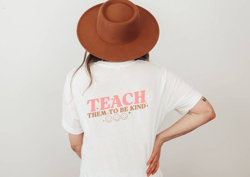Geschenk Lehrerin Shirt - Teach Them To Be Kind Outfit Lehrer Klasse Abschiedsgeschenk von wodieLIEBElebt