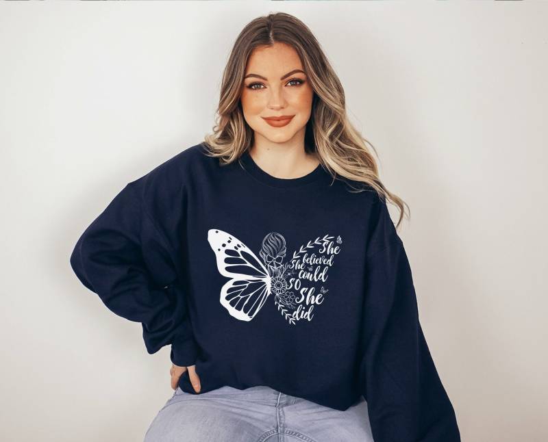Girl Power Pullover - She Believed She Could Sweater Boho Kleidung Inspirational Clothing Motivational Sweatshirt Cottagecore-style von BooksandBotany