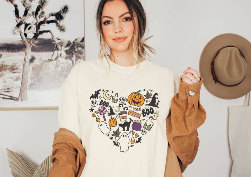 Halloween Tshirt Herz Skelett - Hände Boho Kleidung Shirt Herbstmotiv Cottagecore-style Herbst von wodieLIEBElebt