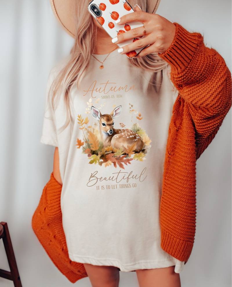 Herbst Tshirt Reh - Autumn Shows Us How Beautiful It Is To Let Things Go Boho Kleidung Herbstlich Herbstmotiv Cottagecore von BooksandBotany