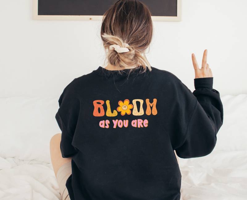 Pullover Hippie Bloom As You Are - Women Power Sweater Boho Kleidung Inspirational Clothing Good Vibes Sweatshirt Cottagecore-style von BooksandBotany